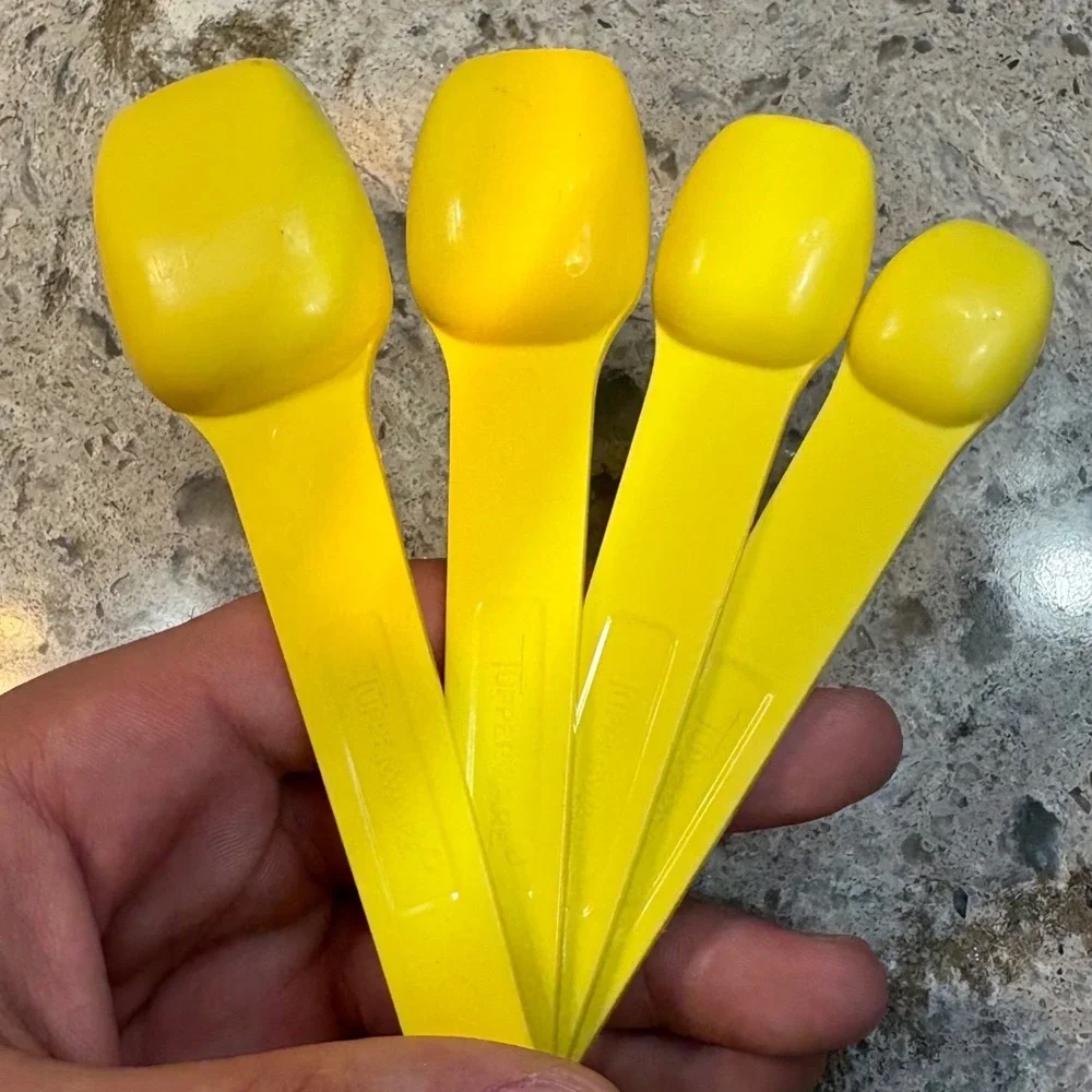 Tupperware vintage measuring